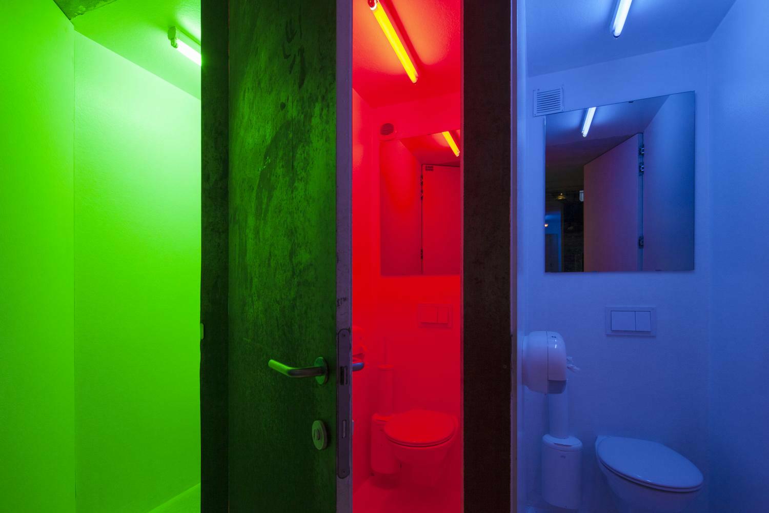kleurijke toiletten in café moris