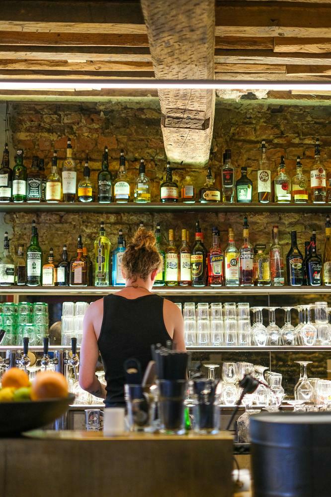 bartender voor drankenschap in café moris in gent centrum
